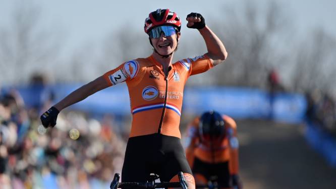 Marianne Vos klopt Lucinda Brand en pakt acht jaar na laatste wereldtitel haar achtste regenboogtrui in het veld