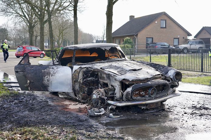 Een antieke Maserati is op de Dorstseweg in Bavel in vlammen opgegaan. De brandweer kon niet voorkomen dat de wagen verloren ging.