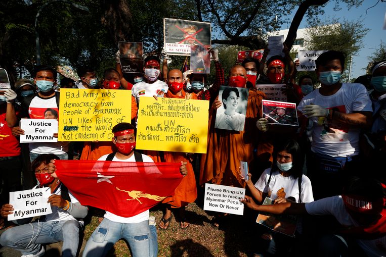 epa08981339 Buddhist monks stand with Myanmar demonstrators holding signs and photos of Myanmar democracy icon Aung San Suu Kyi during a protest against the Myanmar military coup, outside the United Nations building in Bangkok, Thailand, 02 February 2021. Myanmar's Aung San Suu Kyi and other top political leaders have been detained after a raid in a military coup due to a tension rising between civilian government and the military disputed from the November 2020 elections results.  EPA/DIEGO AZUBEL Beeld EPA