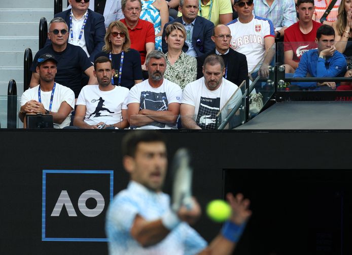 Srdjan Djokovic, uiterst links op de tweede rij in de tribunes, tijdens een wedstrijd van zijn zoon in Melbourne.