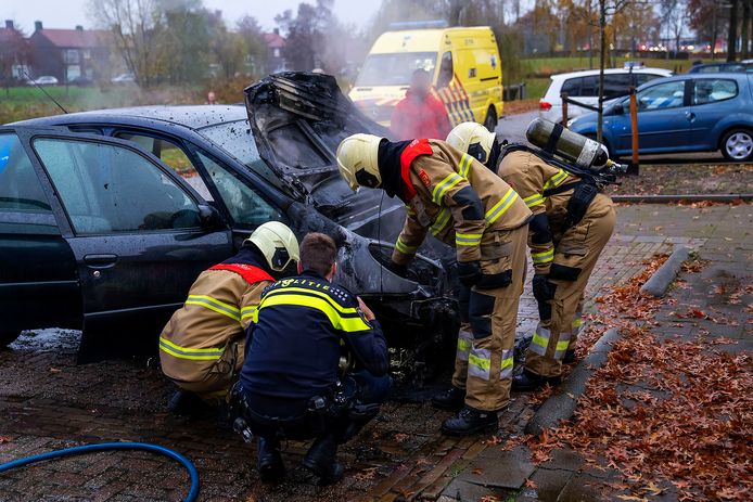 Brandweer en politie doen onderzoek.