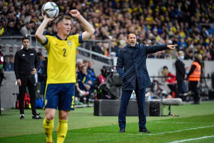 John van 't Schip stuurt zijn mannen aan.