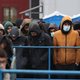 Polen pakt honderd migranten op aan grens Wit-Rusland, Irak vliegt landgenoten terug naar huis