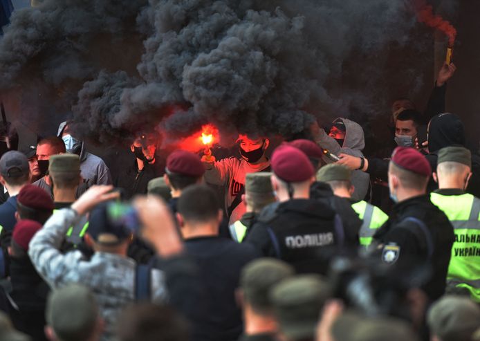 Buiten de rechtbank verzamelden zich nationalistische betogers.