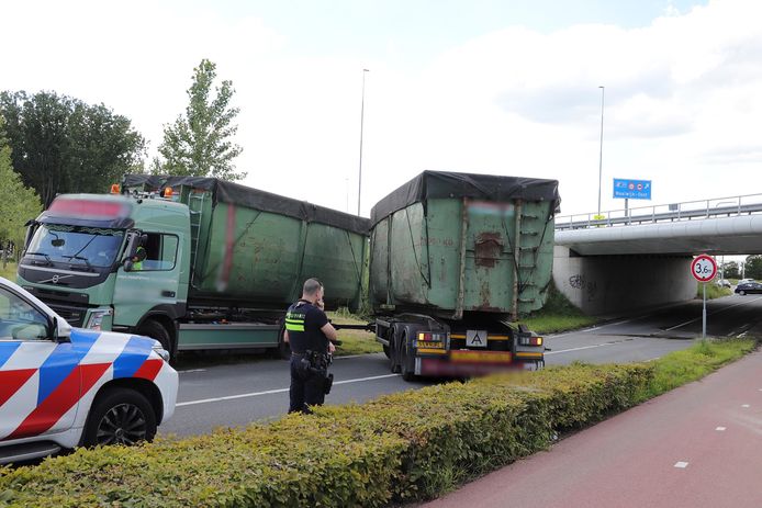Een containerwagen is dinsdagmiddag tegen een viaduct aan de Hoogeindse Rondweg in Waalwijk gebotst.