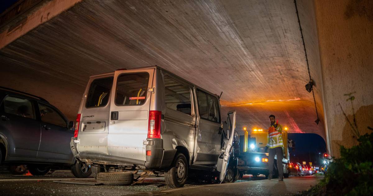 Opmerkelijk ongeluk: chauffeur van oplegger met auto’s verliest busje bij A12-viaduct en rijdt door.