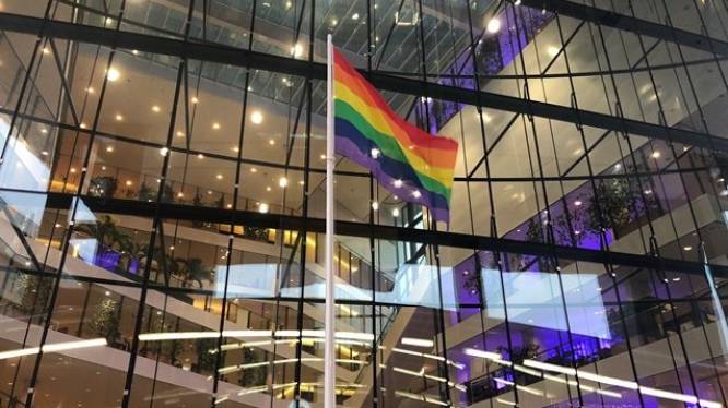 Utrecht hijst regenboogvlag als protest tegen antihomopamflet