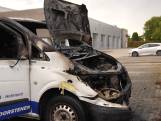 Bestelbus brandt uit op Helmondse parkeerplaats, wagen onherstelbaar