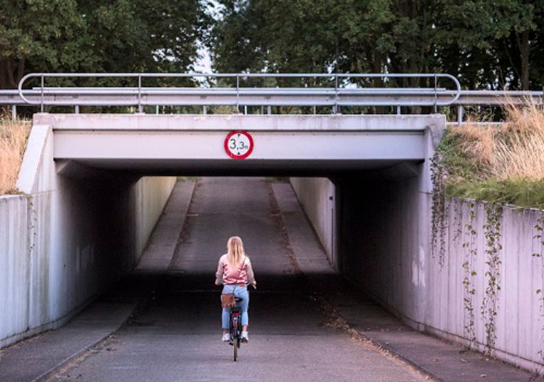 Een meisje fietst onder een viaduct door (het meisje op de foto komt niet voor in het verhaal). Beeld Linelle Deunk