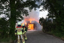 Een grote uitslaande brand in Oudleusen legde een schuur volledig in de as.