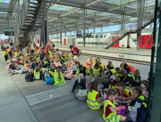 Chiro uit Meerbeke zit met 150 kinderen anderhalf uur vast in station Oostende door probleem met reservatie: “En ze moeten morgen naar school”