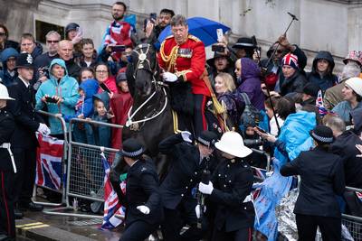 Un cheval fonce dans la foule lors de la procession royale