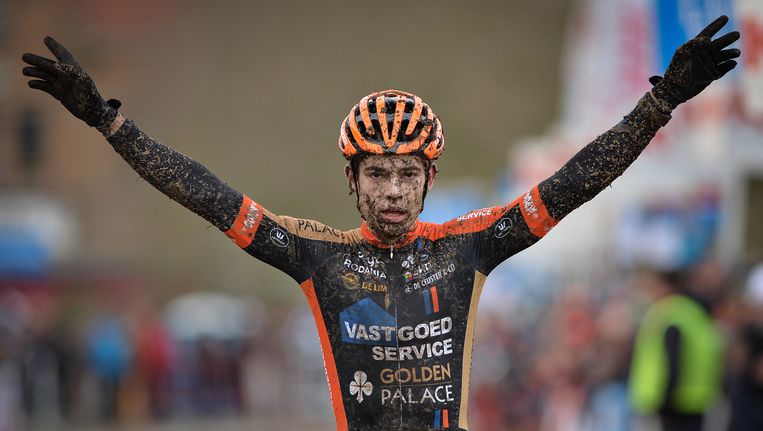 Er stond alweer geen maat op Wout van Aert, het BK van vorige week werd in Zonnebeke duchtig doorgespoeld. Beeld BELGA