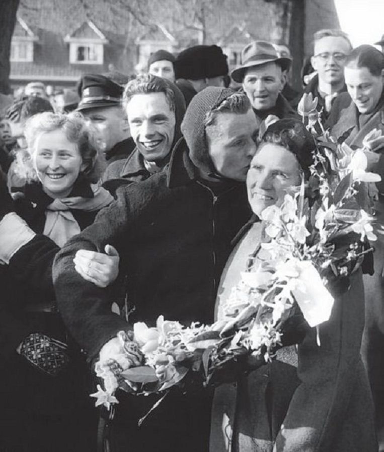 Van den Berg kust zijn moeder nadat hij de Elfstedentocht van 1954 heeft gewonnen. Beeld  