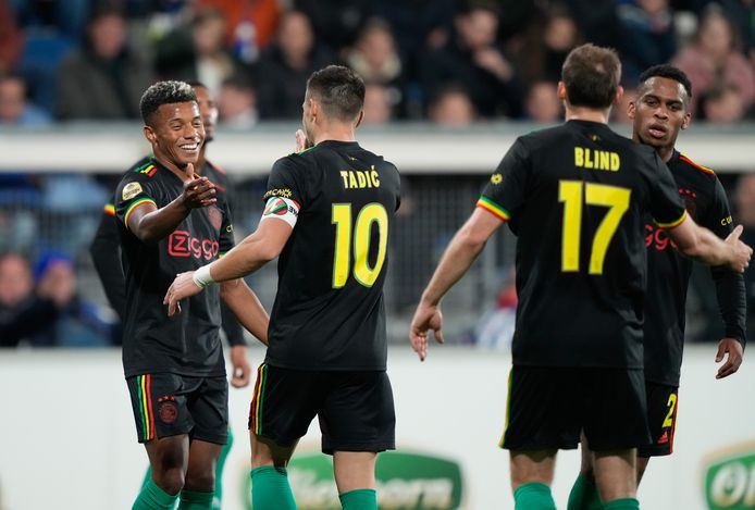 David Neres viert zijn treffer.