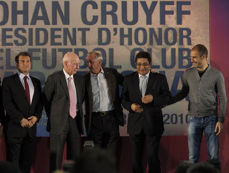 Josep Guardiola (l) in 2010 bij de benoeming van Johan Cruijff (m) tot erevoorzitter van FC Barcelona Beeld AFP