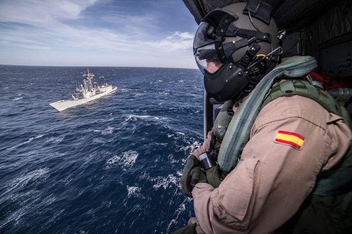 Operatie Sophia was een EU-missie die met schepen en luchtmacht mensensmokkelaars moest tegengaan. De EU-ministers steunen het plan niet meer uit angst voor een toename in migranten die met bootjes de Middellandse Zee zouden oversteken.
