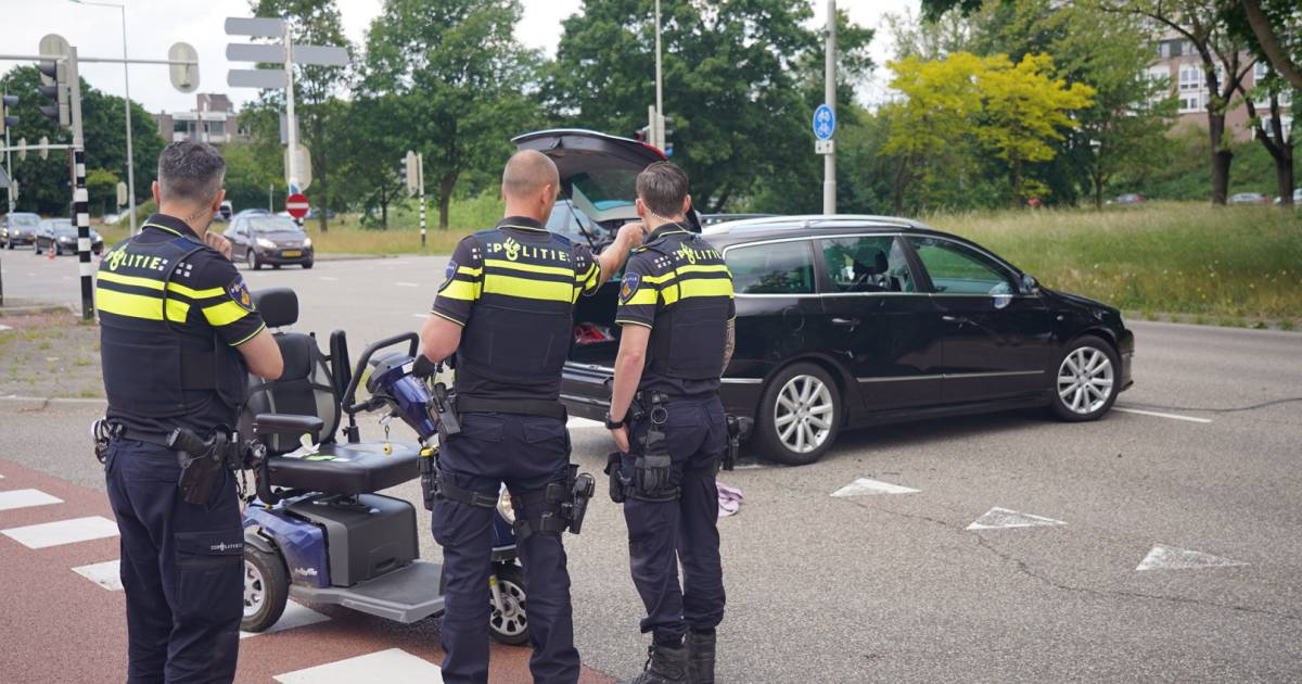 Vrouw op scootmobiel raakt gewond bij botsing met auto in Nijmegen.
