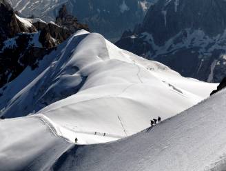 Nederlandse skiër off-piste meegesleurd door lawine in Franse Alpen, zijn zoon kan hem niet meer redden