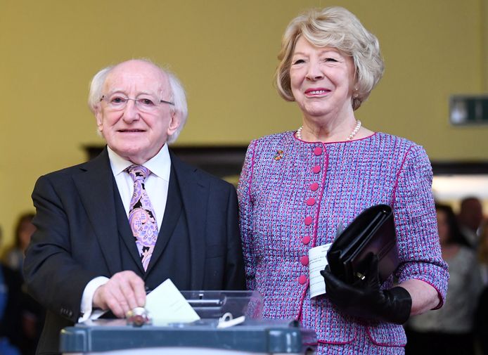 De Ierse president Michael D. Higgins en zijn vrouw brengen in Dublin hun stem uit voor het godslastering-referendum en de presidentsverkiezing. Higgins wordt naar alle waarschijnlijkheid herkozen.