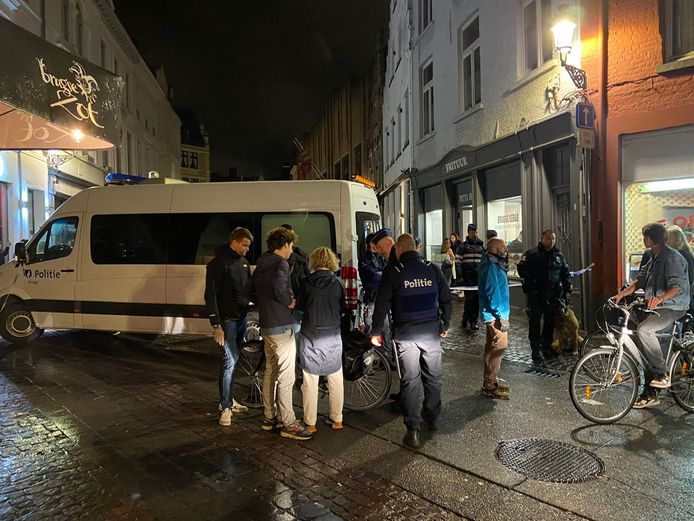 De politie kwam vrijdagnacht massaal ter plaatse in Brugge.