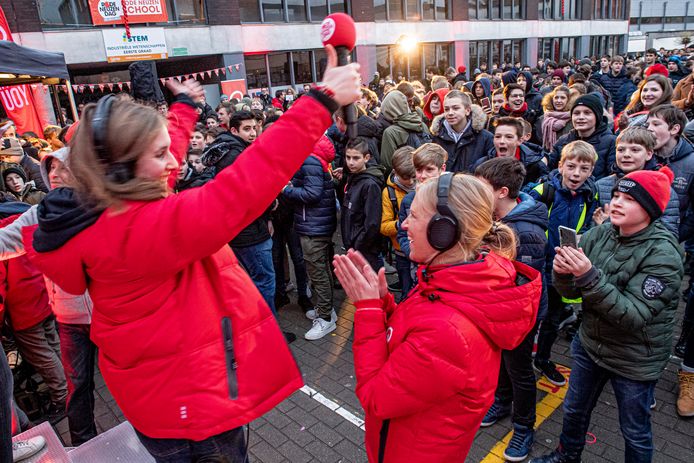 Het Qmusic ochtendtrio kwam live radio maken in het VTI in Roeselare.