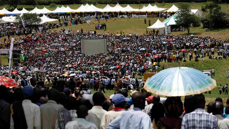 Duizenden mensen wonen de kroning van koning Charles Wesley Mumbere bij als koning van Rwenzururu in Kasese in West-Oeganda in oktober 2009. Beeld AP