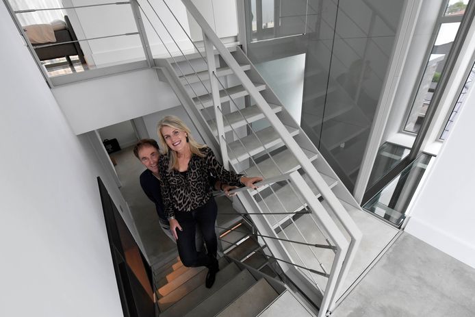 Steve en Karin op een van de vele trappen in hun huis.
