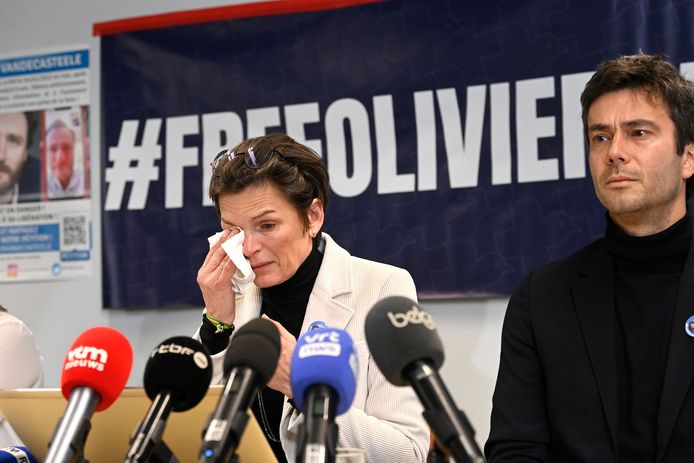Oliviers zus Nathalie Vandecasteele en woordvoerder van de familie Olivier Van Steirtegem tijdens een persconferentie in Brussel.