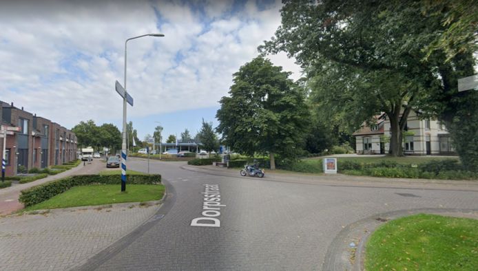 De kruising van de Dorpsstraat, Zwolseweg en Van der Capellenweg in Heino. Volgens de gemeente Raalte zijn de eerste twee straten aan onderhoud toe.