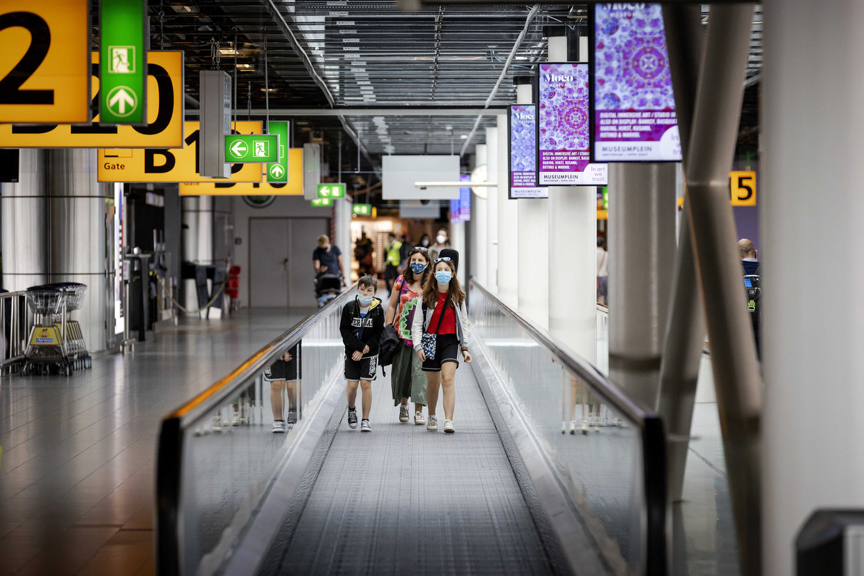 Er wordt weer gevlogen, maar het is nog erg rustig op Schiphol.  Beeld ANP