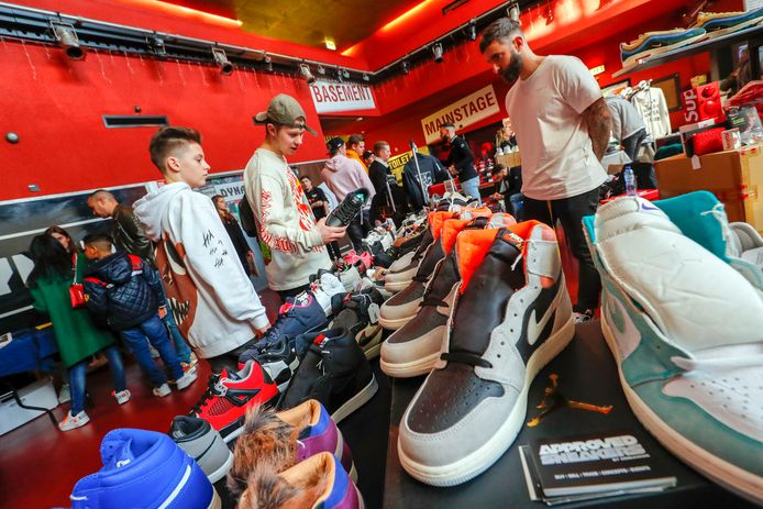 Sneakersale bij Dynamo: “Ik had 2.000 paar thuis maar geen geld op bank” | Eindhoven | ed.nl