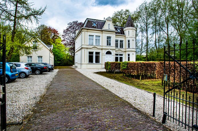 Villa Dennenhaghe staat te koop voor een bedrag van 1,8 miljoen euro.