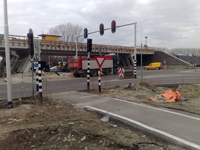 De  N302  door Harderwijk werd in 2010 volledig vernieuwd, met viaducten ter hoogte van de Newtonweg (foto) en de Lorentzstraat. Er is nu onderhoud nodig.