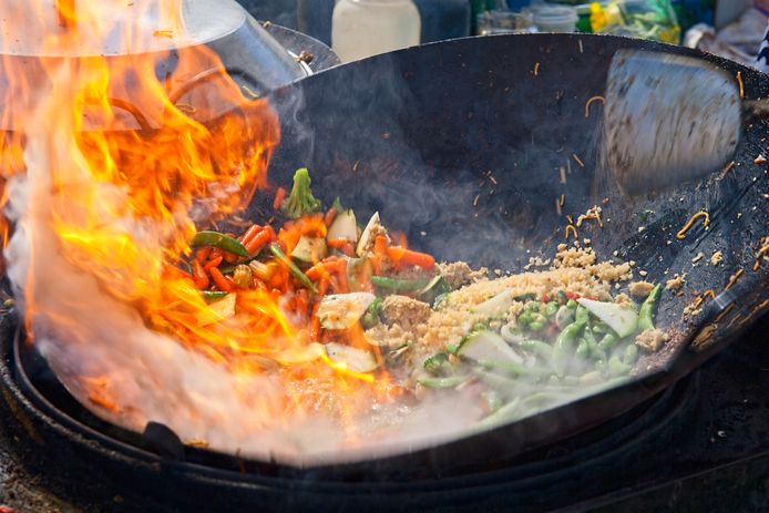De wok in Almelo kan normaal 500 mensen kwijt, nu nog maar 30
