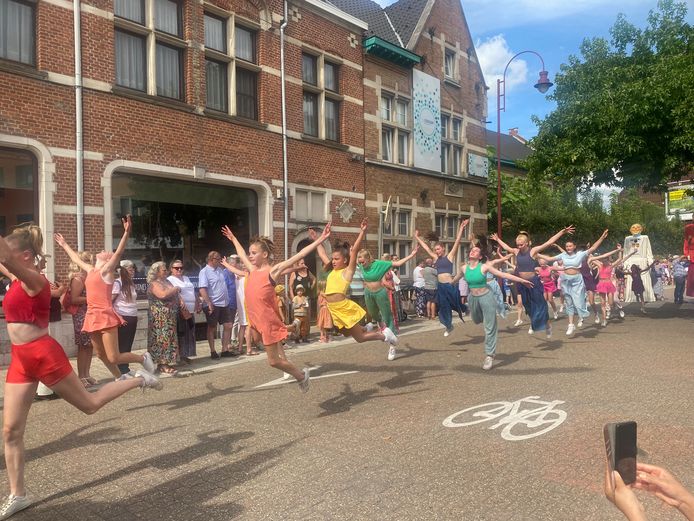 Folklorestoet brengt ambiance naar de stad | Aarschot | hln.be