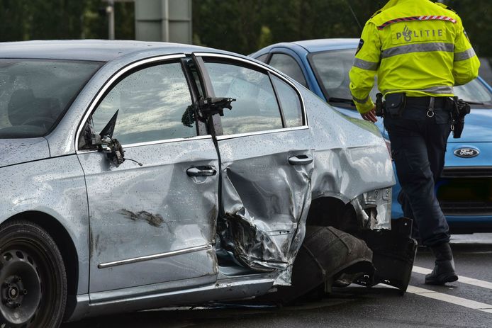 De auto heeft flinke schade opgelopen door de botsing.