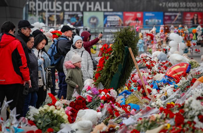 Een bloemenzee bij het Crocus theater in Moskou waar vorige week een bloedbad werd aangericht door terroristen.