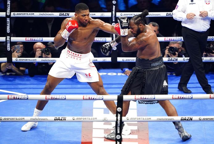 Anthony Joshua (links) raakt Jermaine Franklin met een linkerhoek.