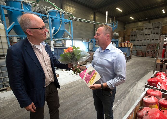 Wethouder Frans Langeveld (links) met Rienko Rutgers. Rechts zijn de brandblussers te zien.