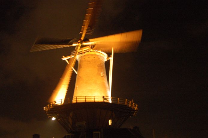 Molen de Roos aan de phoenixstraat in Delft. Er wordt geld ingezameld om de molen te verlichten.