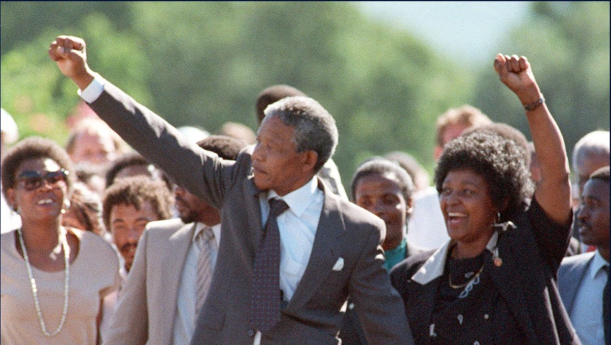 Mandela met zijn (voormalige) vrouw Winnie in februari 1990 na zijn vrijlating uit de gevangenis op Robbeneiland. Beeld ANP