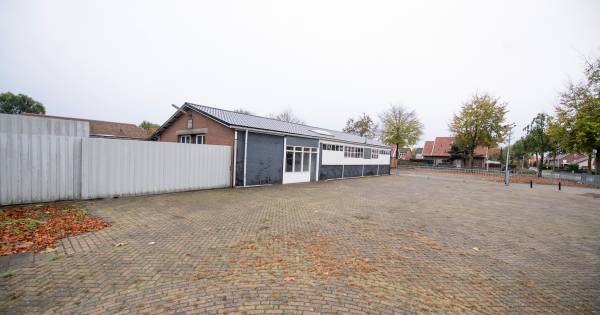 Oude garage wijkt voor woningen bij entree van Aadorp