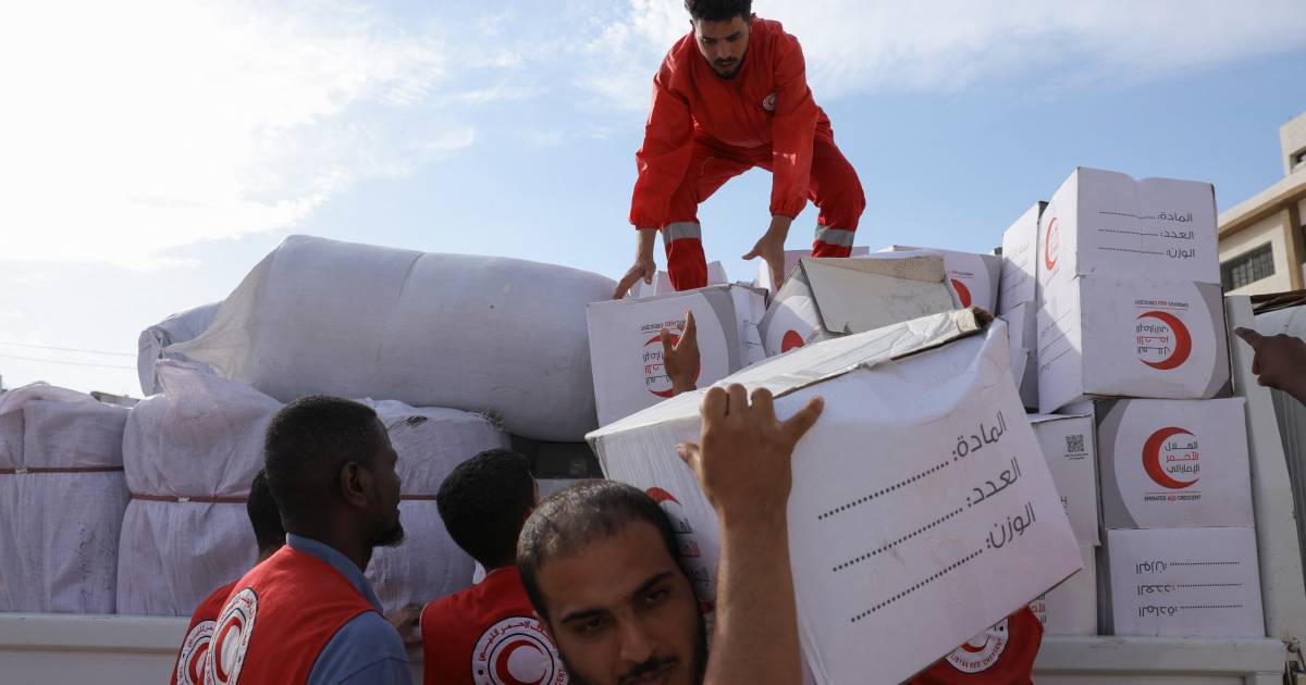 Griekse hulpverleners komen om bij verkeersongeluk op weg naar Derna.