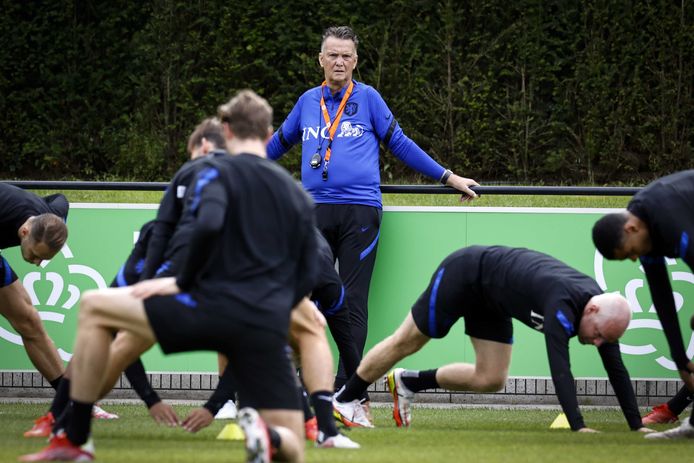 Louis van Gaal bekijkt van een afstandje de trainingssessie van het Nederlands elftal in Zeist.
