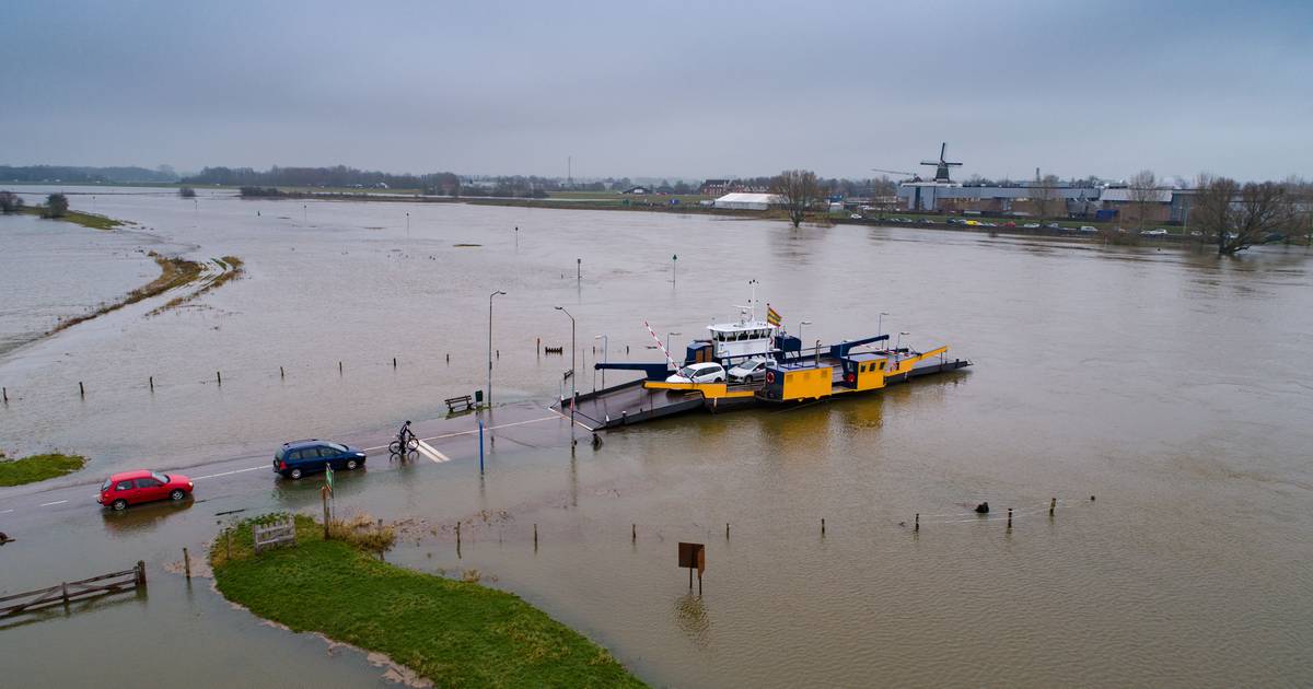 Olsterveer tijdelijk uit de vaart vanwege hoogwater