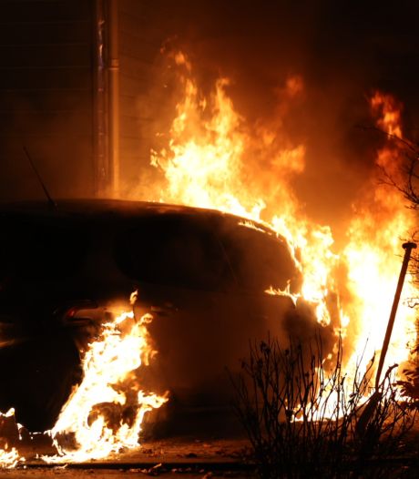 Auto vliegt in brand vlak bij woning in Waalwijk, vuur vermoedelijk aangestoken