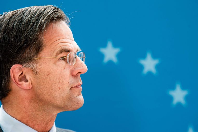 Demissionair premier Rutte staat de pers te woord na afloop van de Europese top, vrijdagmiddag.  Beeld ANP