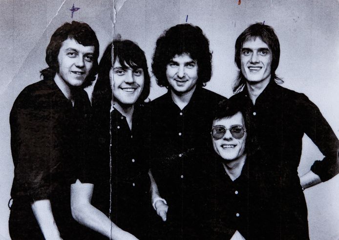 Bandfoto van Les Cruches met vlnr Frank Diters, Frans Biezen, Martin van Esch, John van de Ven en Henny Vrienten.