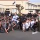 Leerlingen zetten indrukwekkende haka neer op uitvaart leraar (filmpje)
